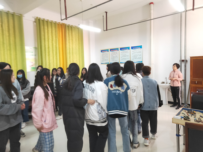 图3  阳光心理成长社课堂.jpg