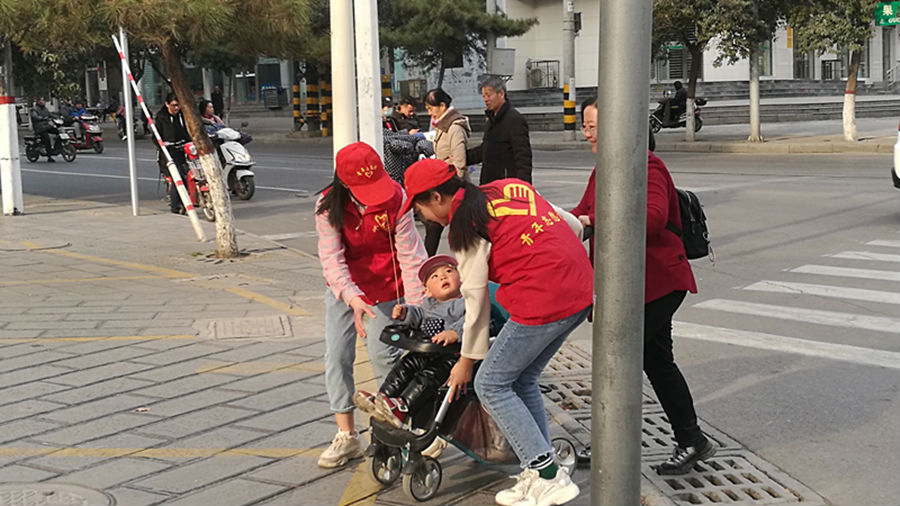 协助行人帮助婴儿