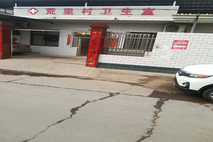 村卫生室宣传招生(摄影:张兰勇)