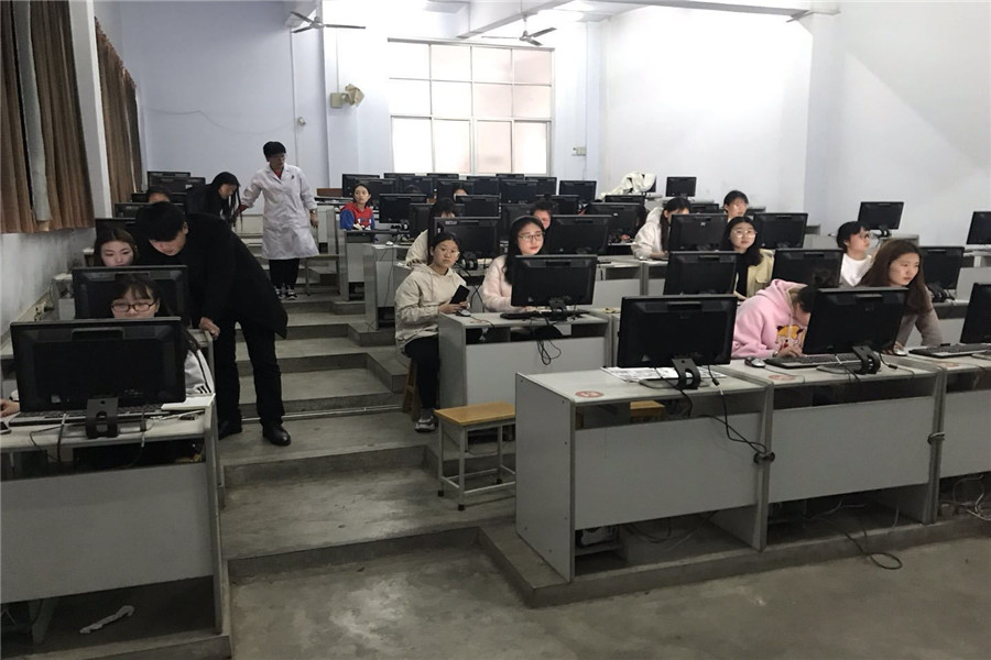 学生在机房填报单招志愿