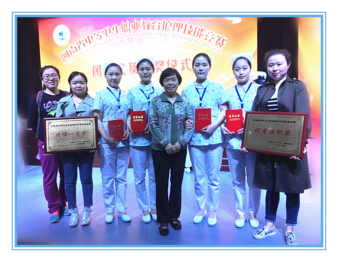获奖师生与河南省卫计委科教处领导刘桂萍主任合影